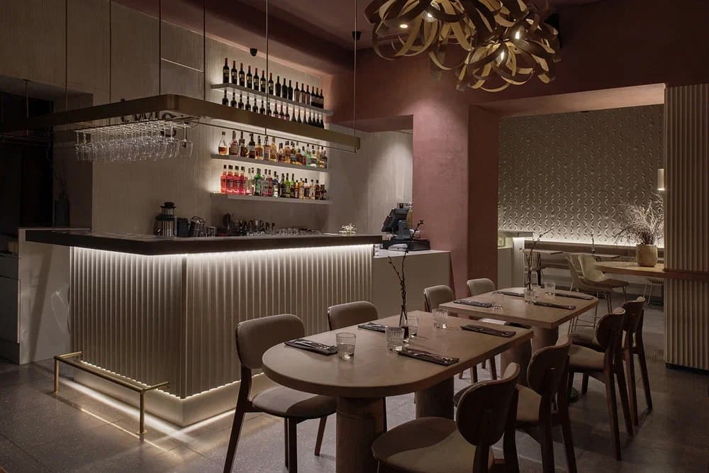 Романтичный интерьер кафе с фактурными кирпичными деталями – проект Соны Гамзян