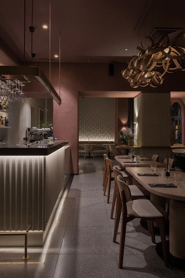 Романтичный интерьер кафе с фактурными кирпичными деталями – проект Соны Гамзян