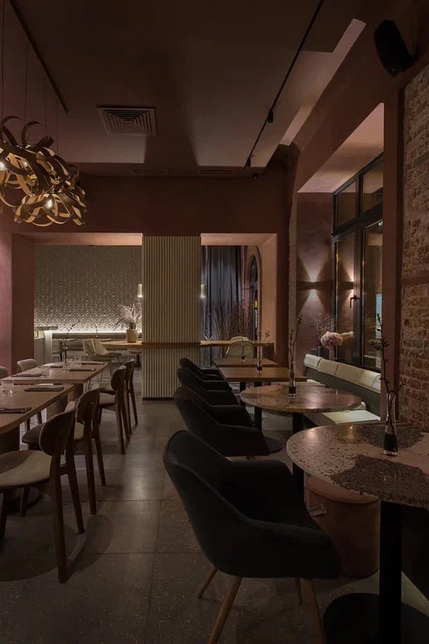 Романтичный интерьер кафе с фактурными кирпичными деталями – проект Соны Гамзян