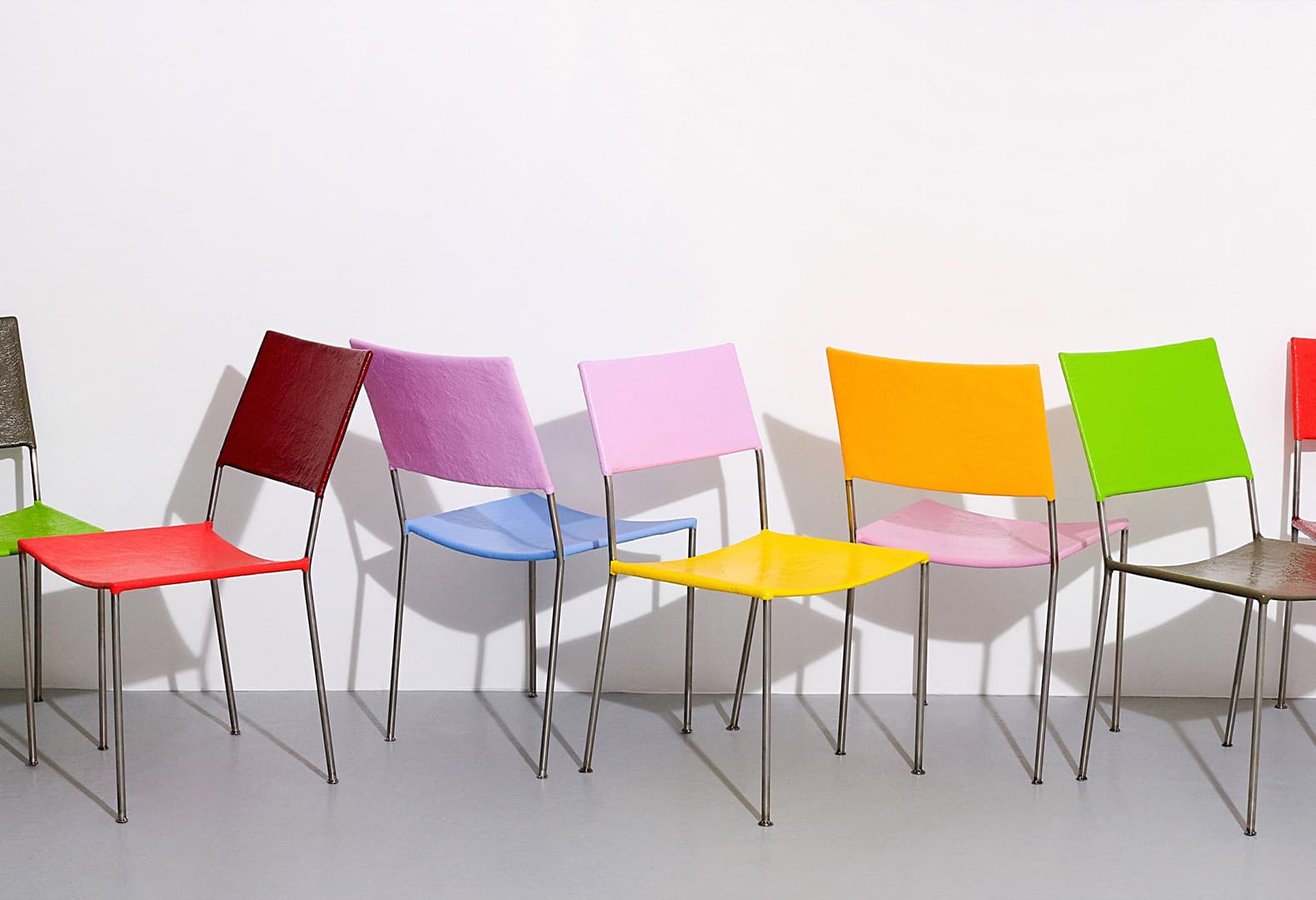 Paris Design Week 2022: Стулья по дизайну Франца Веста. Фото: © David Zwirner, Matthieu Lavanchy