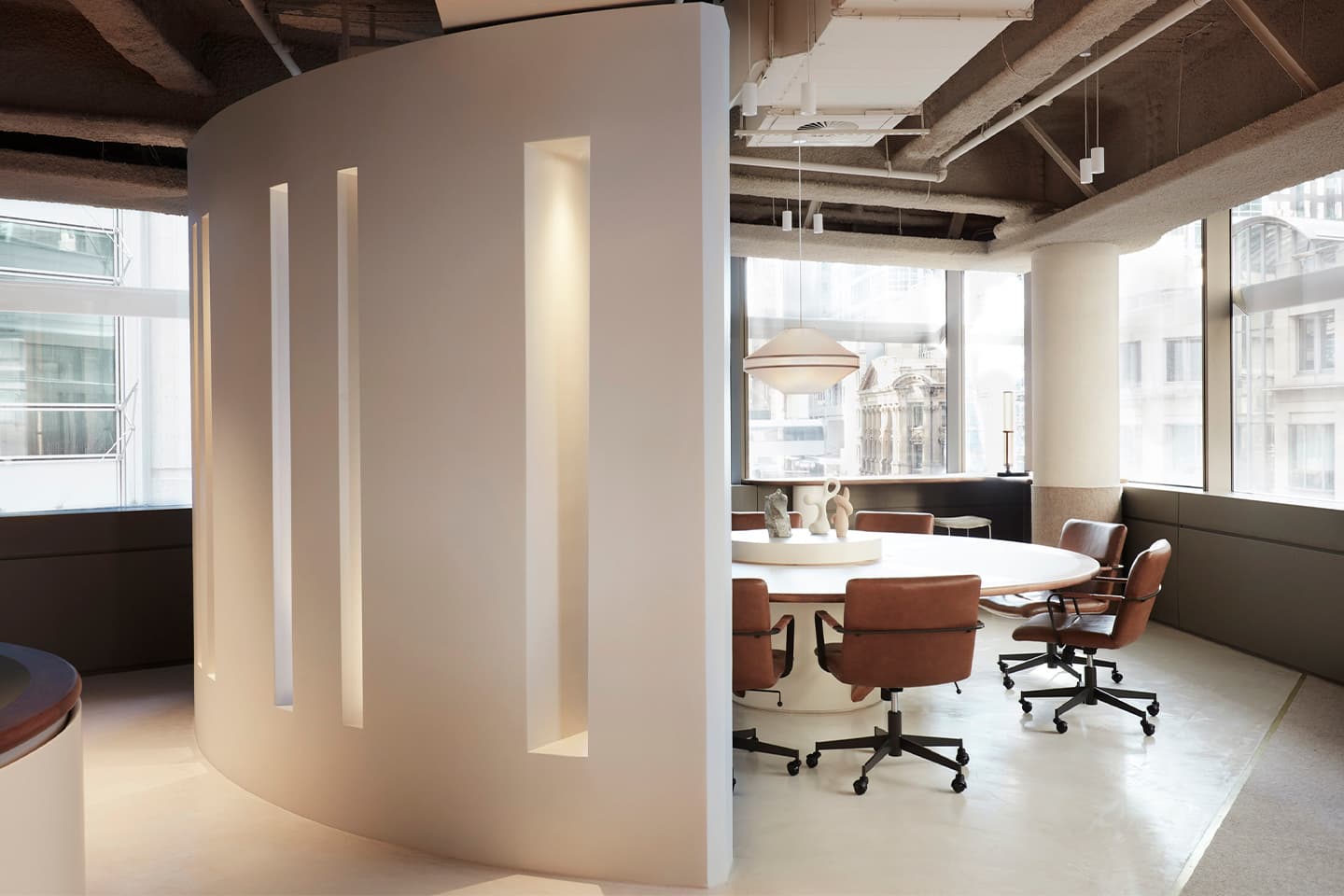 Фешенебельный интерьер офиса с атмосферой культовых фильмов о Джеймсе Бонде – проект YSG Studio