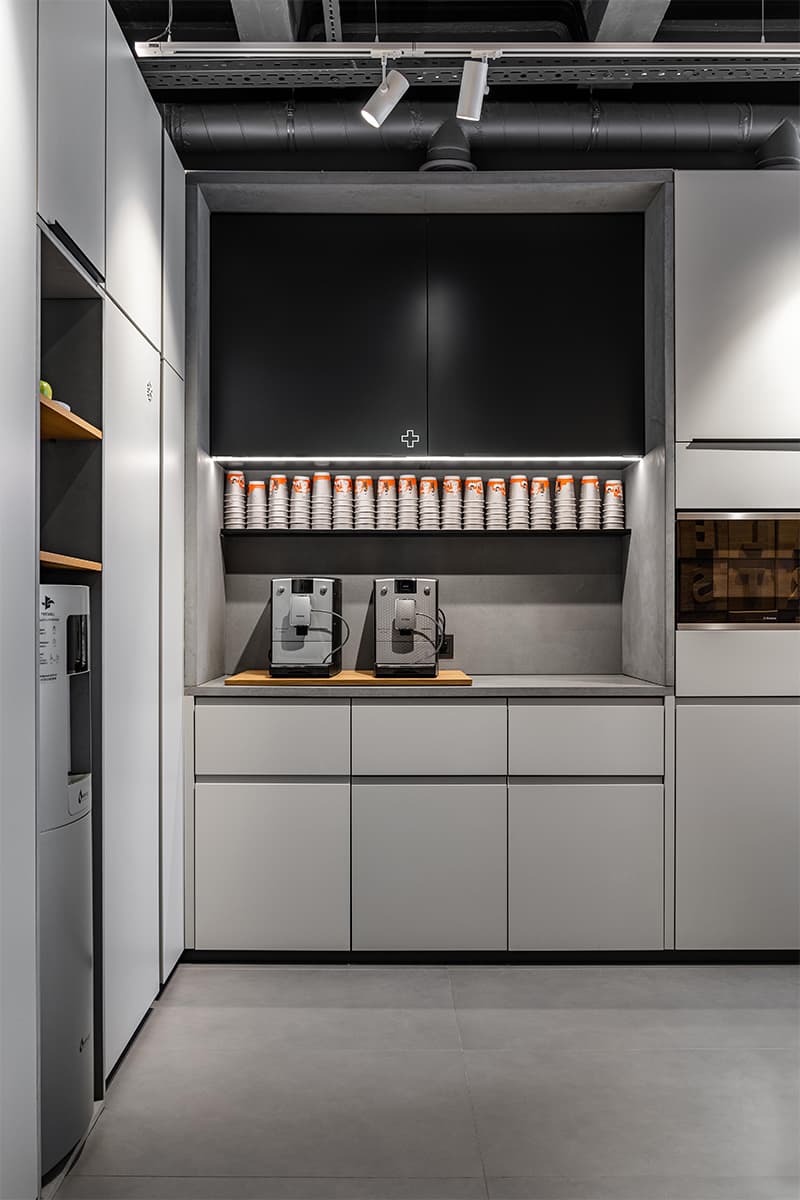 Динамичный интерьер для просторного офиса IT-компании – проект бюро Zarya Development