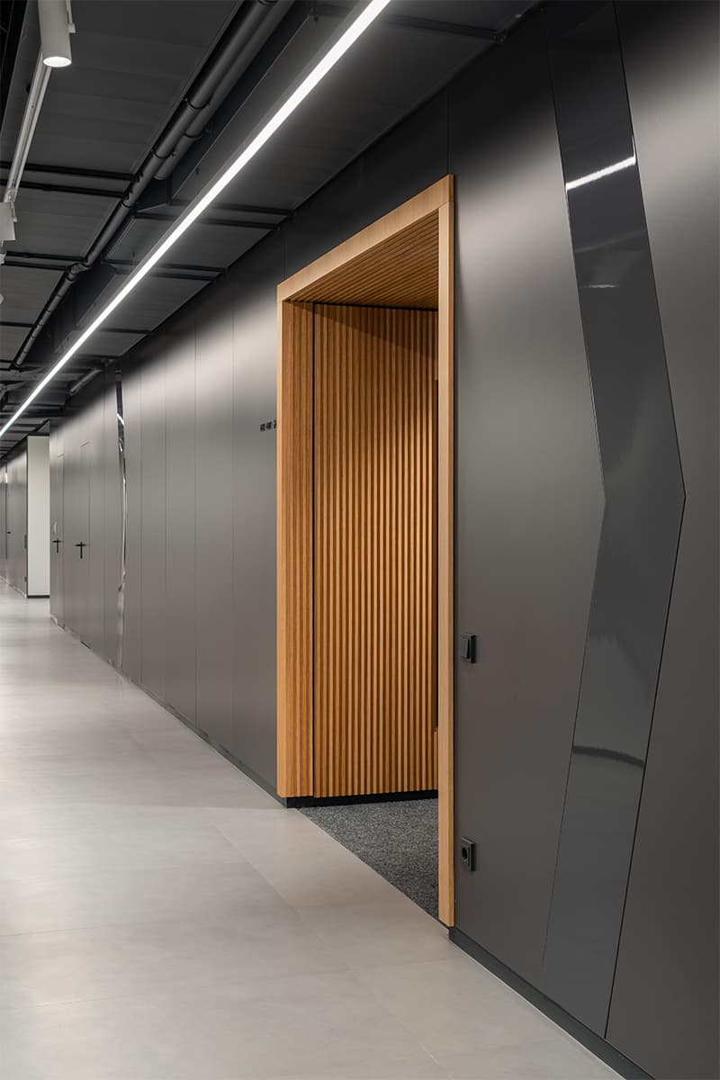 Динамичный интерьер для просторного офиса IT-компании – проект бюро Zarya Development