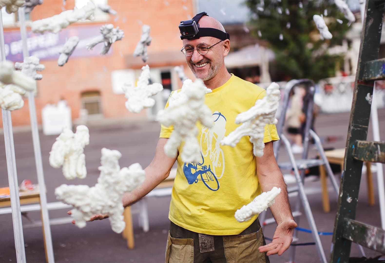 Художник Олег Кулик и его перформанс