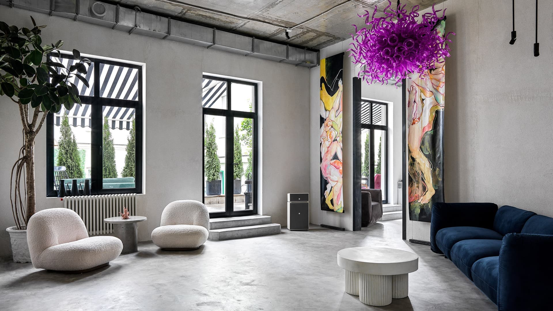 Бетон, текстиль и искусство в интерьере массажной мастерской – проект Софии Левченко