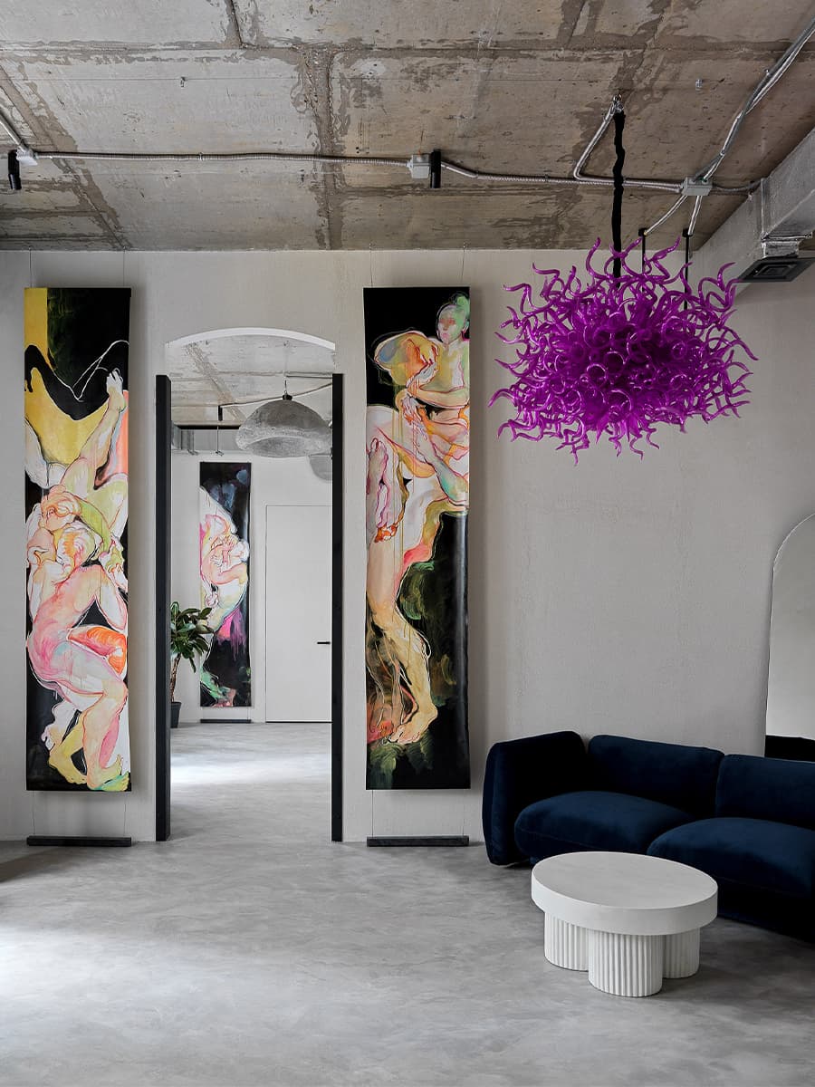 Бетон, текстиль и искусство в интерьере массажной мастерской – проект Софии Левченко