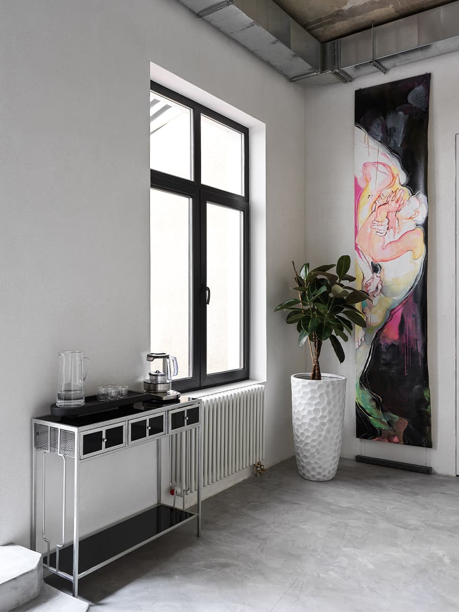 Бетон, текстиль и искусство в интерьере массажной мастерской – проект Софии Левченко