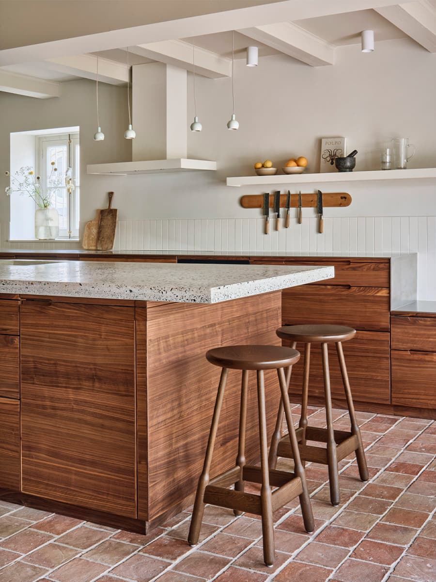 Интерьер двухэтажного семейного коттеджа в природных оттенках – проект Studio Modijefsky