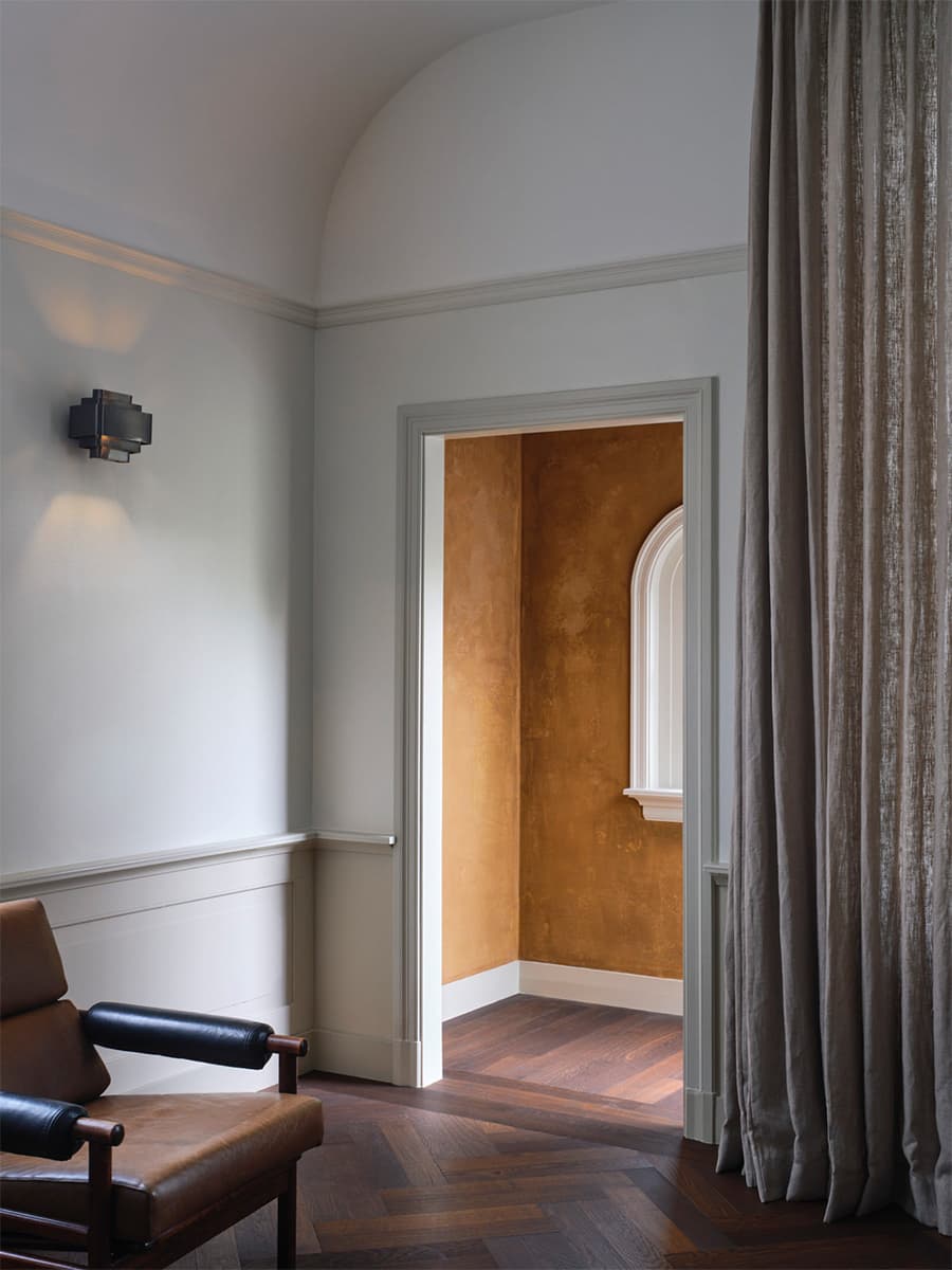 Интерьер двухэтажного семейного коттеджа в природных оттенках – проект Studio Modijefsky