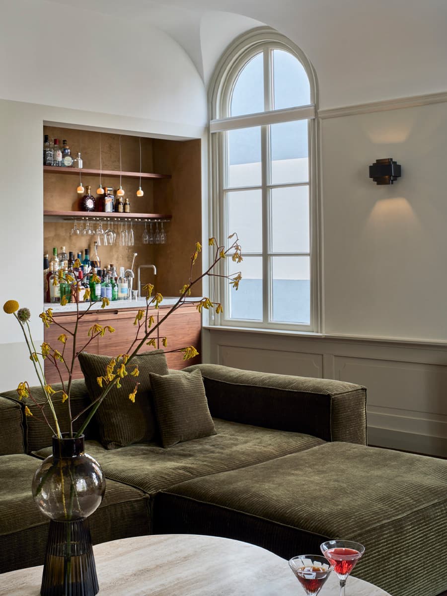 Интерьер двухэтажного семейного коттеджа в природных оттенках – проект Studio Modijefsky