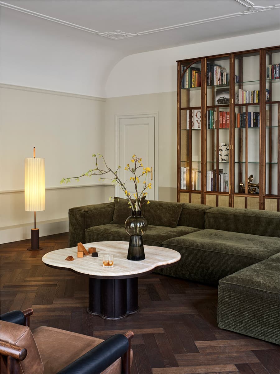 Интерьер двухэтажного семейного коттеджа в природных оттенках – проект Studio Modijefsky