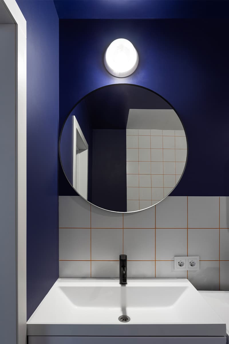 Закатный градиент в аскетичном интерьере квартиры для молодого человека – проект Рустэма Уразметова