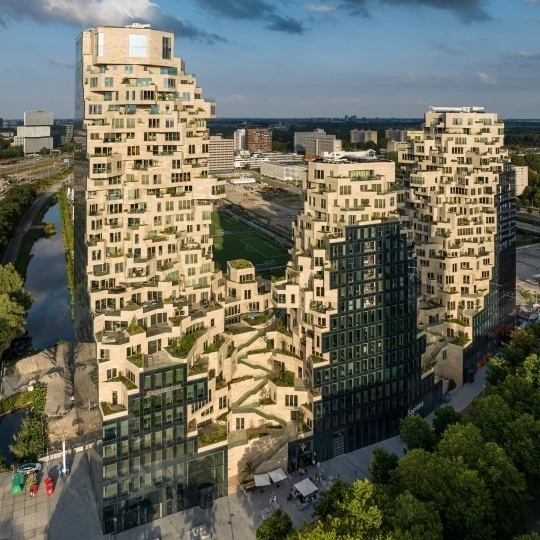 В Амстердаме завершилось строительство «зубчатого» небоскреба по проекту MVRDV