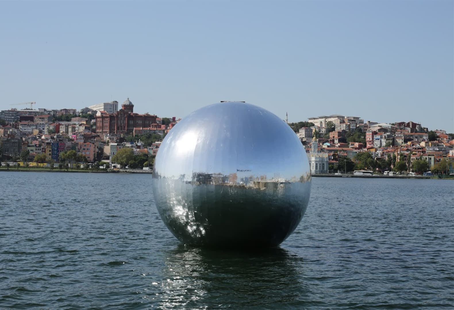 Вид на скульптуру SPEKTRUM Гювенча Озеля. Фото: Contemporary Istanbul