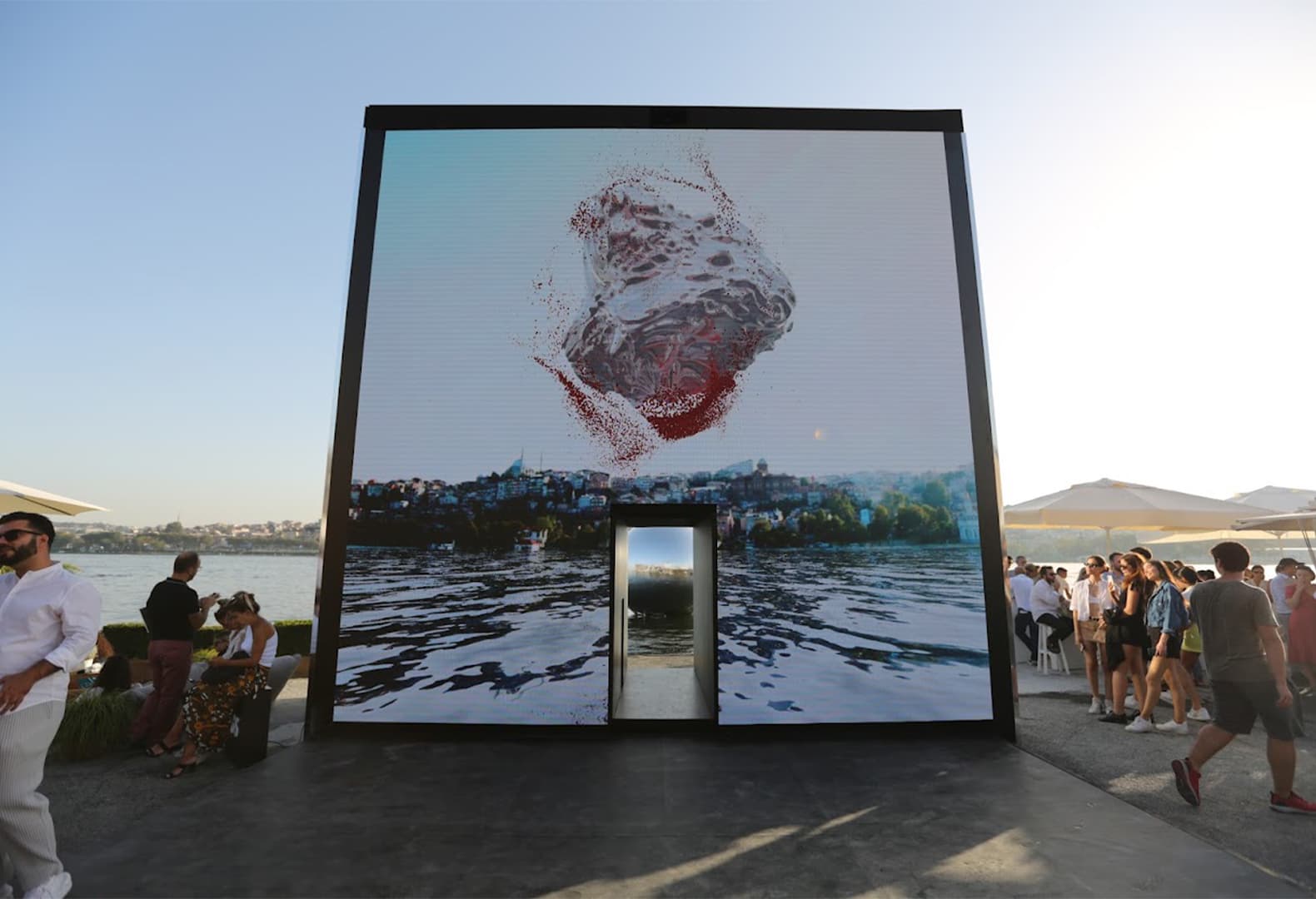 Вид на скульптуру SPEKTRUM Гювенча Озеля. Фото: Contemporary Istanbul