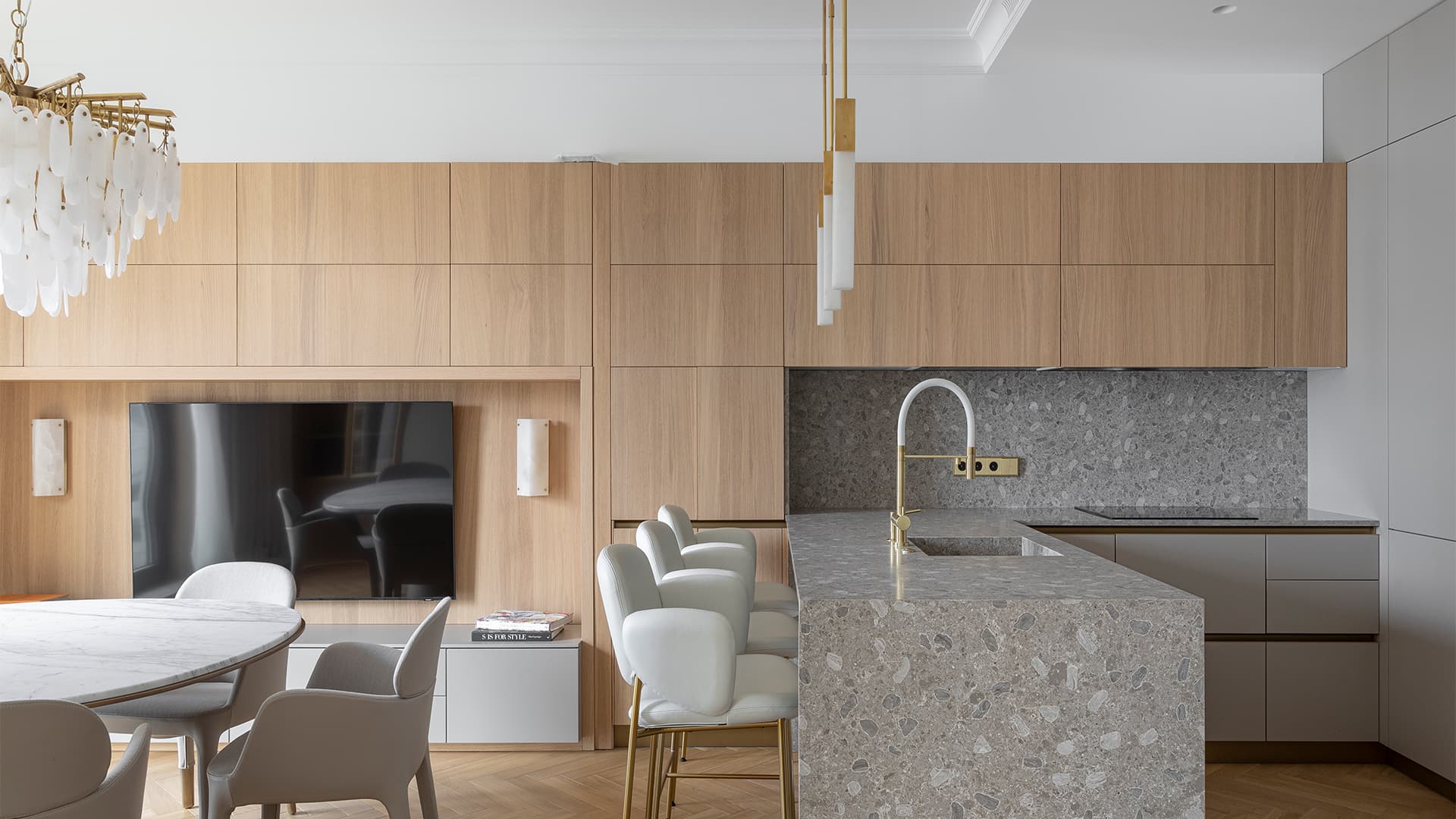 Легкий и светлый интерьер квартиры с двумя гардеробными – проект Александры Бурмистровой