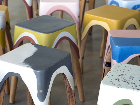 Израильский дизайнер превратил старую выброшенную мебель в 20 уникальных табуретов