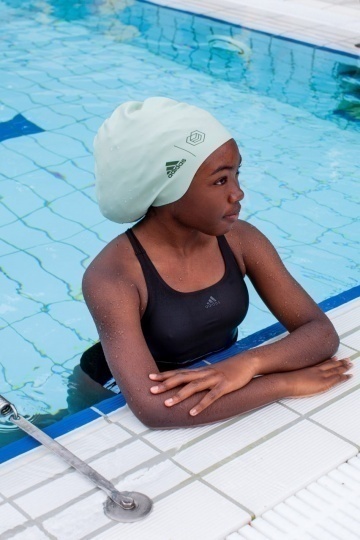 Adidas выпустил шапочку для плавания, подходящую для объемных причесок