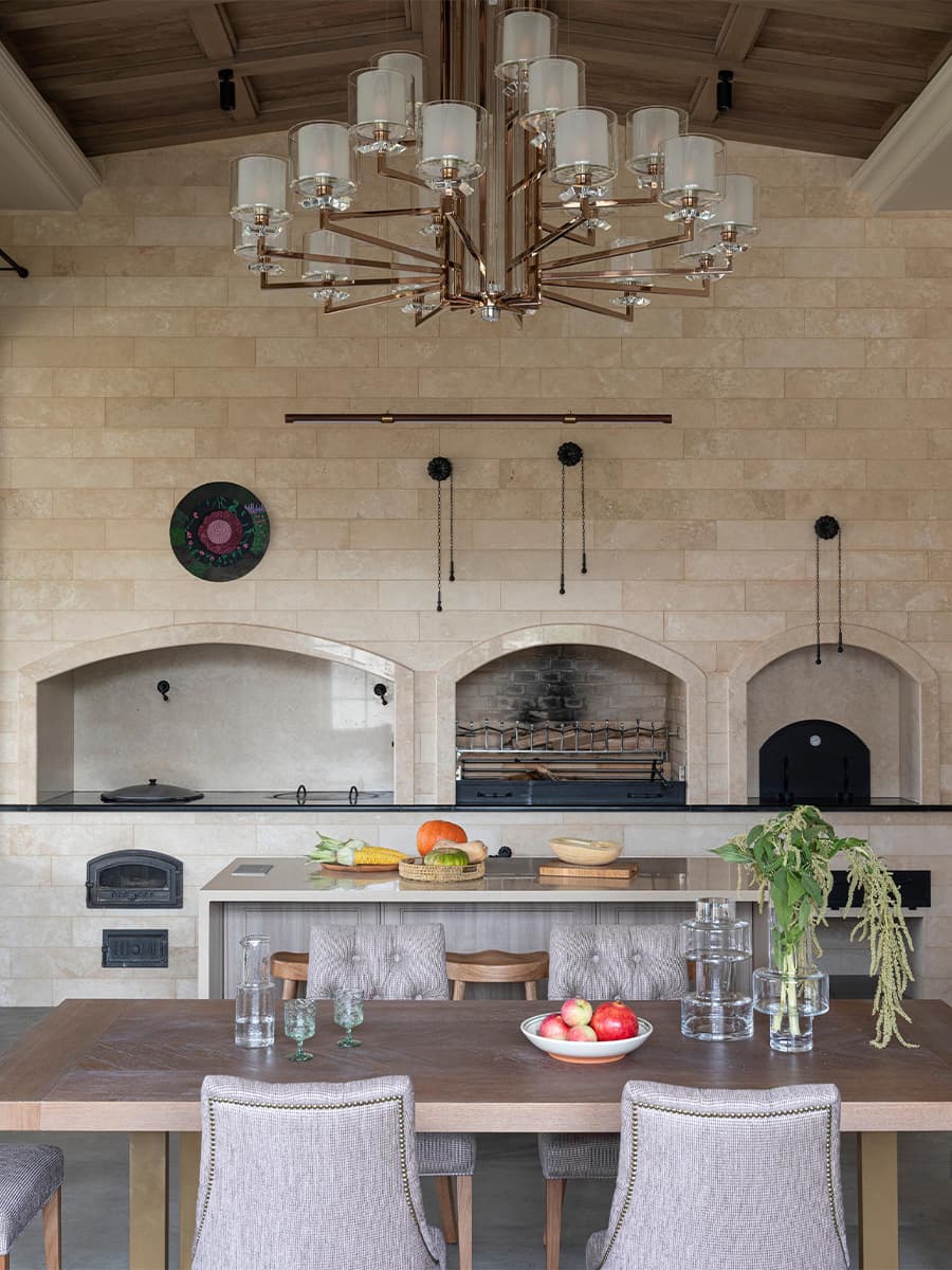 Уютный интерьер беседки с печным комплексом – проект Янины Филипповой