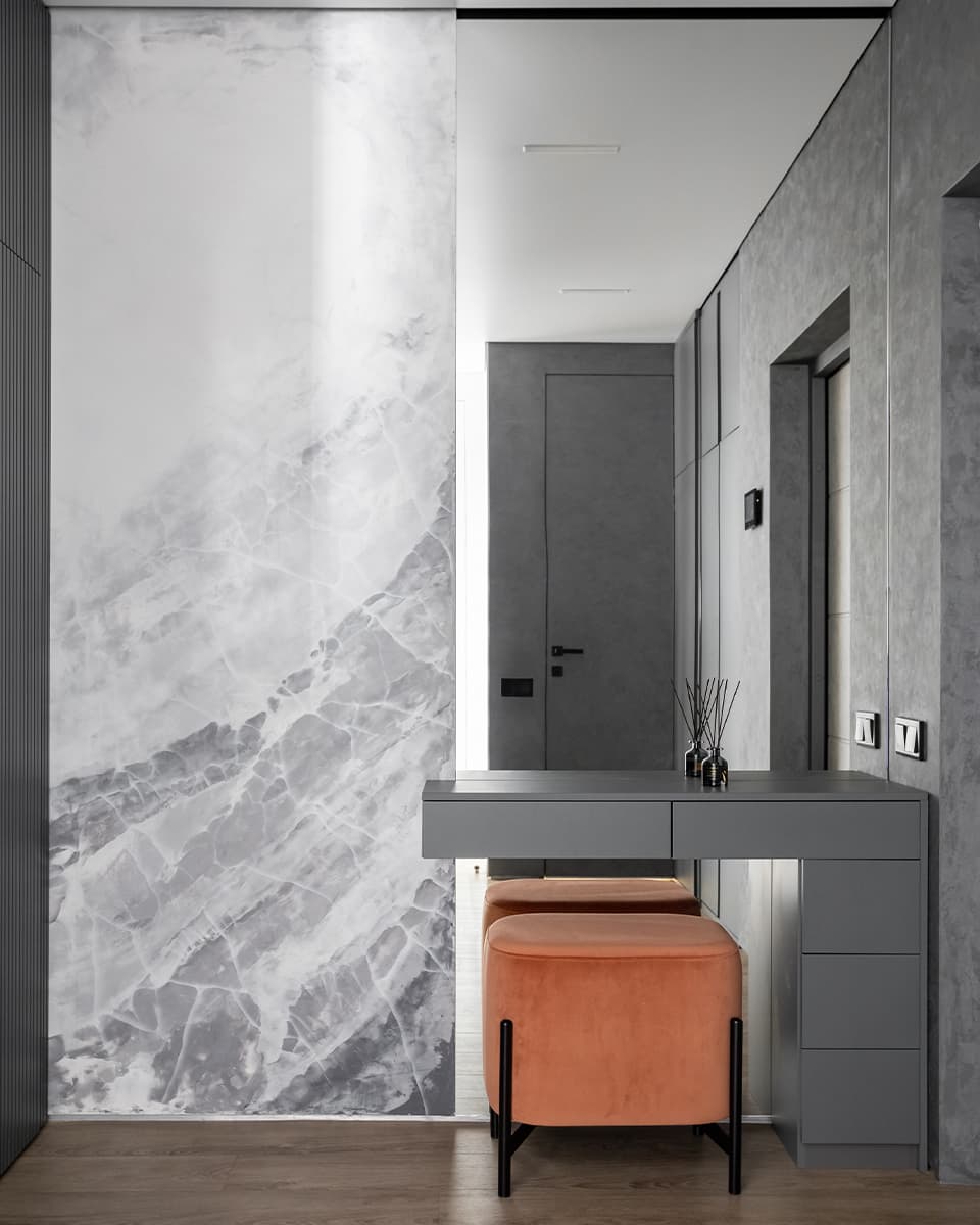 Темный интерьер с необычной планировкой и игрой отражений – проект Ольги Богдановой