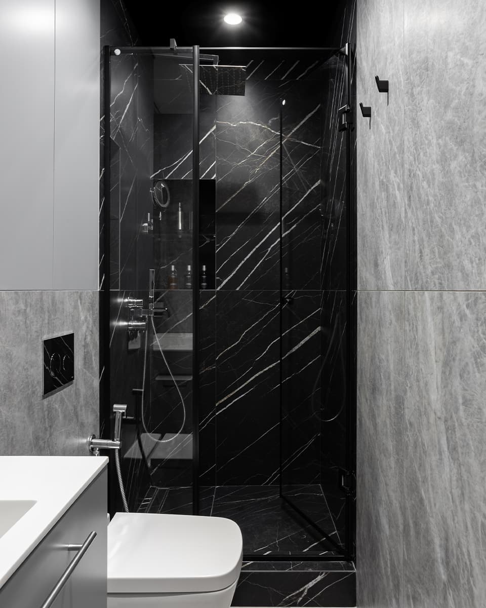 Темный интерьер с необычной планировкой и игрой отражений – проект Ольги Богдановой