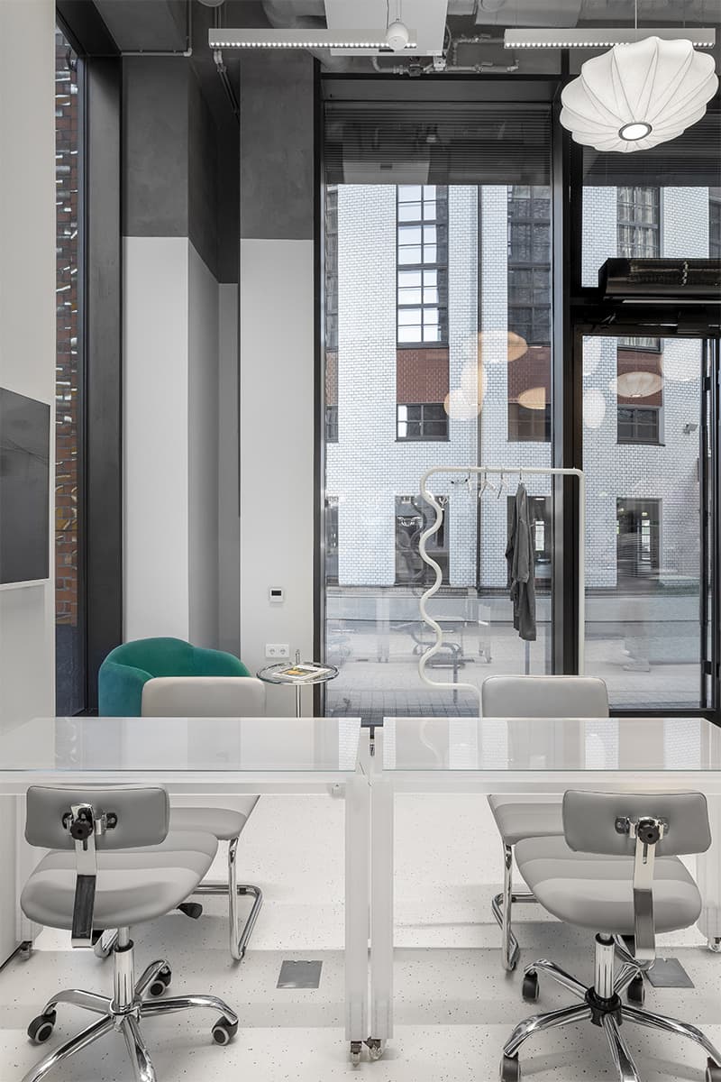 Интерьер бьюти-бара с винтажными креслами и мебелью из переработанного пластика – проект Марии Катарьян