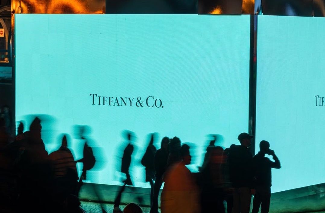 У Центра Помпиду открылась световая инсталляция Tiffany&Co.