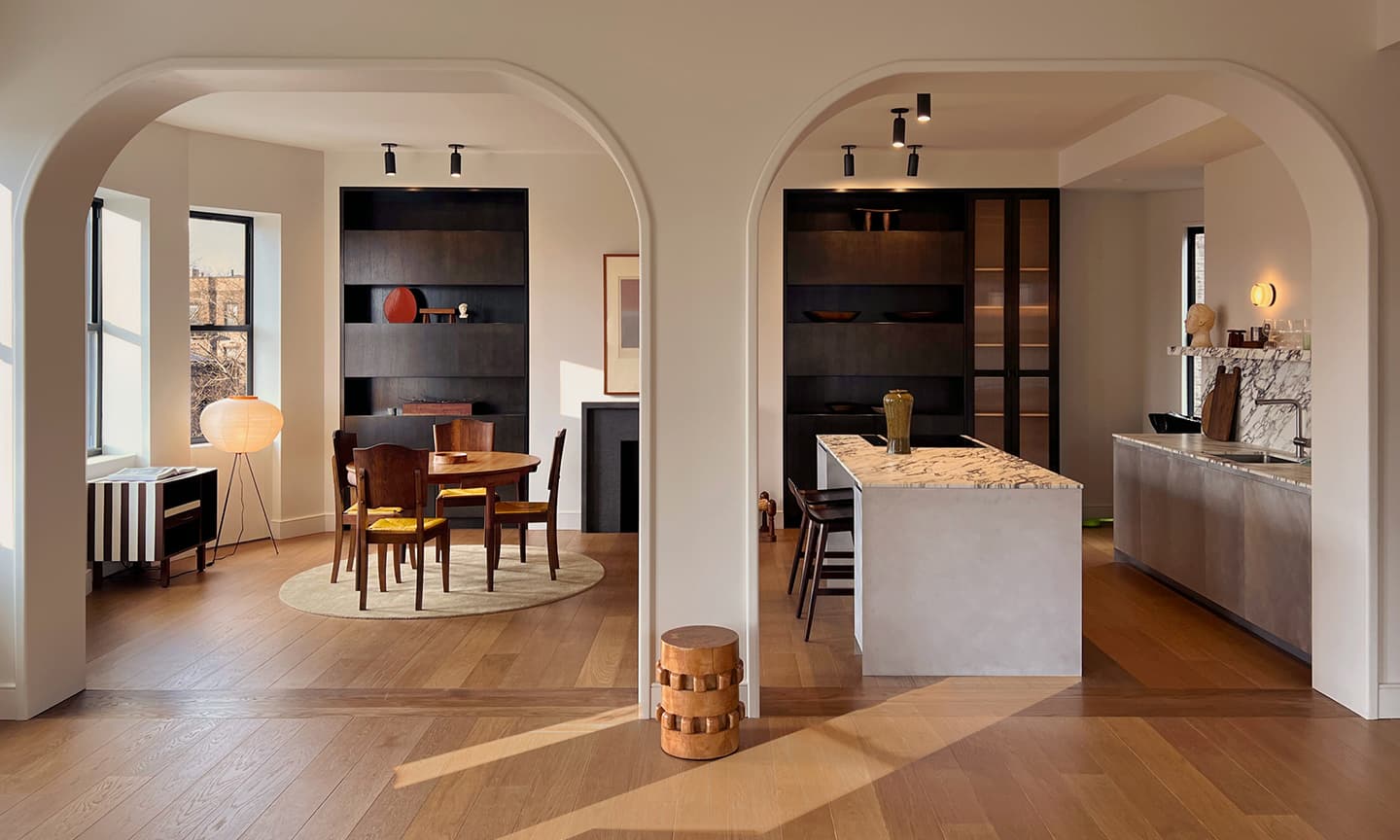 Из 1960-х в наши дни: мягкое преображение нью-йоркских апартаментов – проект Сельмы Аккари и Равана Мукаддаса