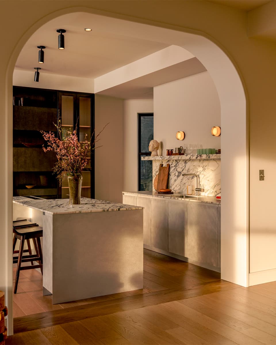 Из 1960-х в наши дни: мягкое преображение нью-йоркских апартаментов – проект Сельмы Аккари и Равана Мукаддаса