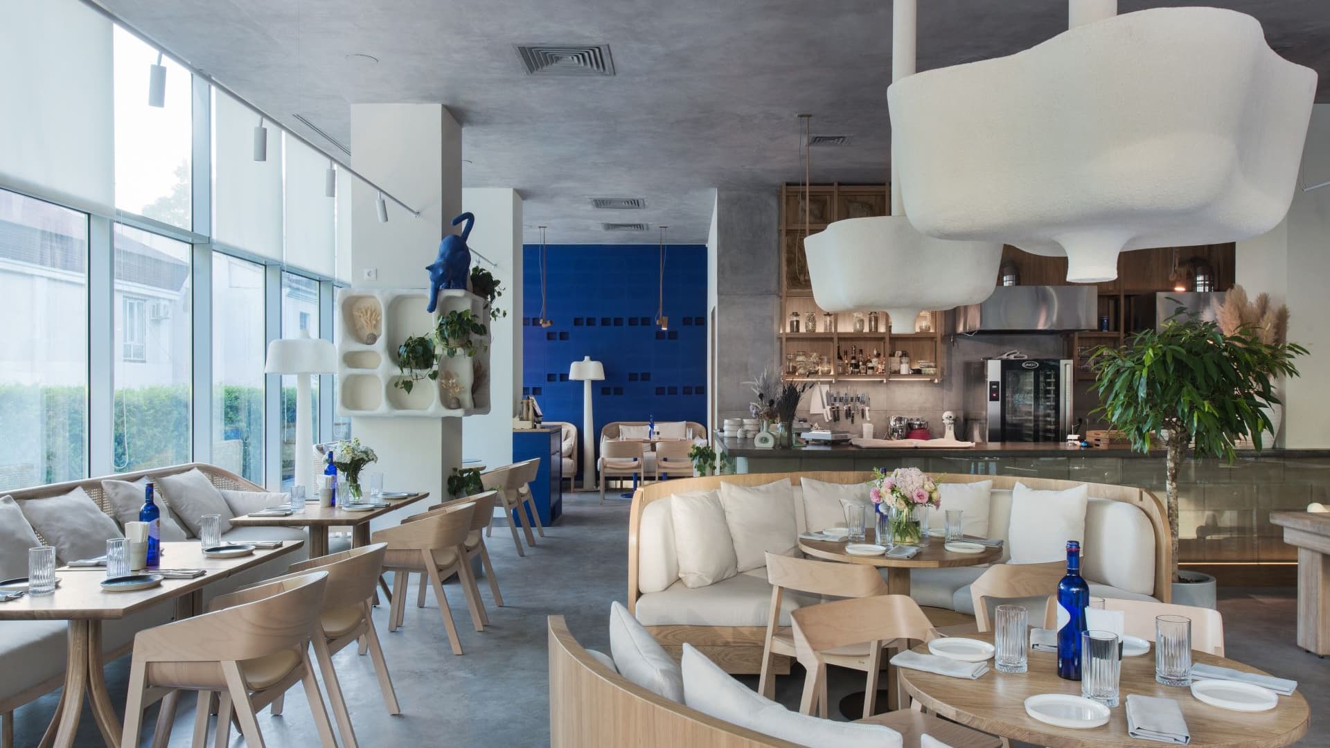 Контрастный интерьер кофейни с ярко-синими акцентами – проект бюро ARCHPOINT