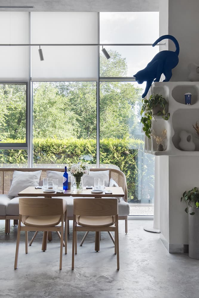 Контрастный интерьер кофейни с ярко-синими акцентами – проект бюро ARCHPOINT