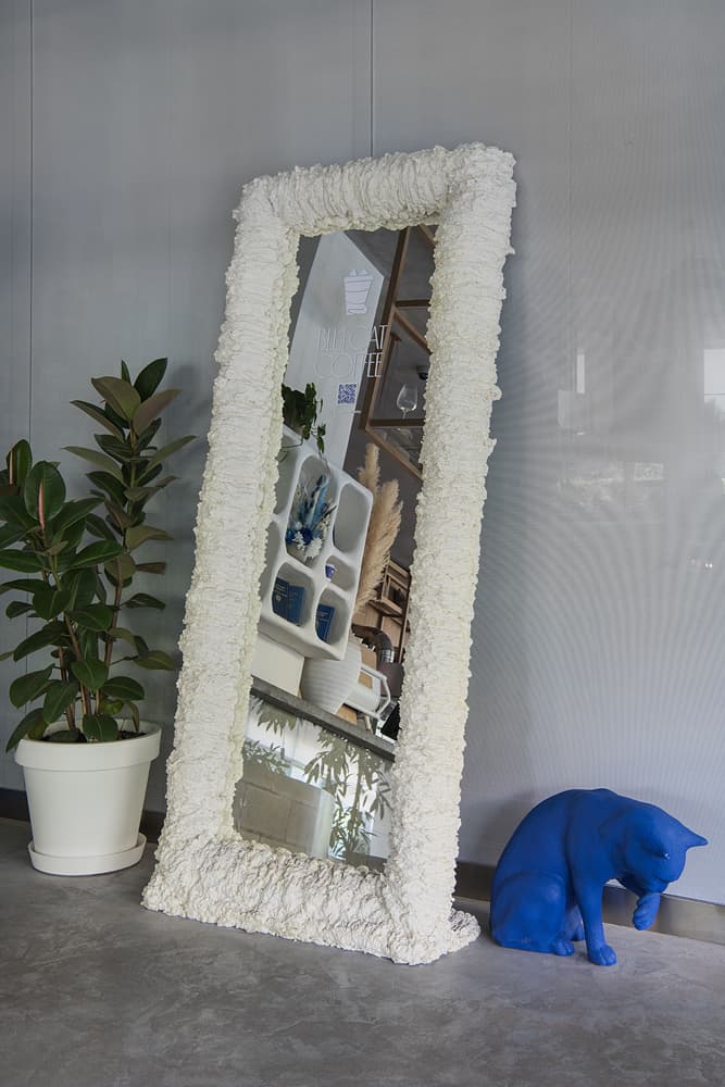 Контрастный интерьер кофейни с ярко-синими акцентами – проект бюро ARCHPOINT