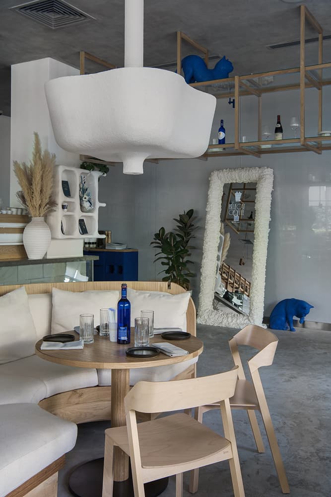 Контрастный интерьер кофейни с ярко-синими акцентами – проект бюро ARCHPOINT