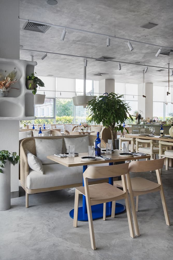 Контрастный интерьер кофейни с ярко-синими акцентами – проект бюро ARCHPOINT