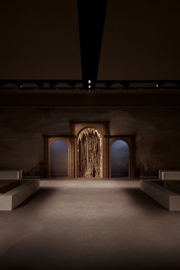 Ева Жоспен воссоздала барочную архитектуру на показе Dior