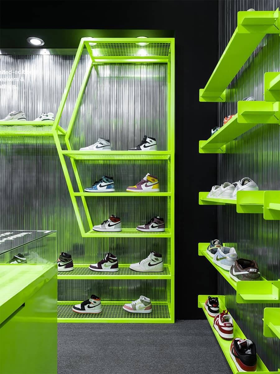 Строительная эстетика и кислотные цвета в интерьере модного концепт-стора – проект NDA Home Studio