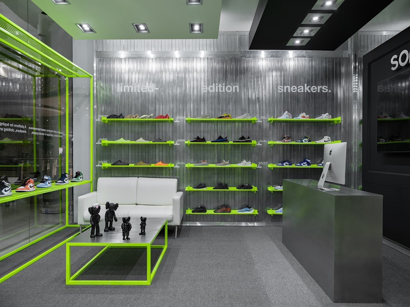 Строительная эстетика и кислотные цвета в интерьере модного концепт-стора – проект NDA Home Studio