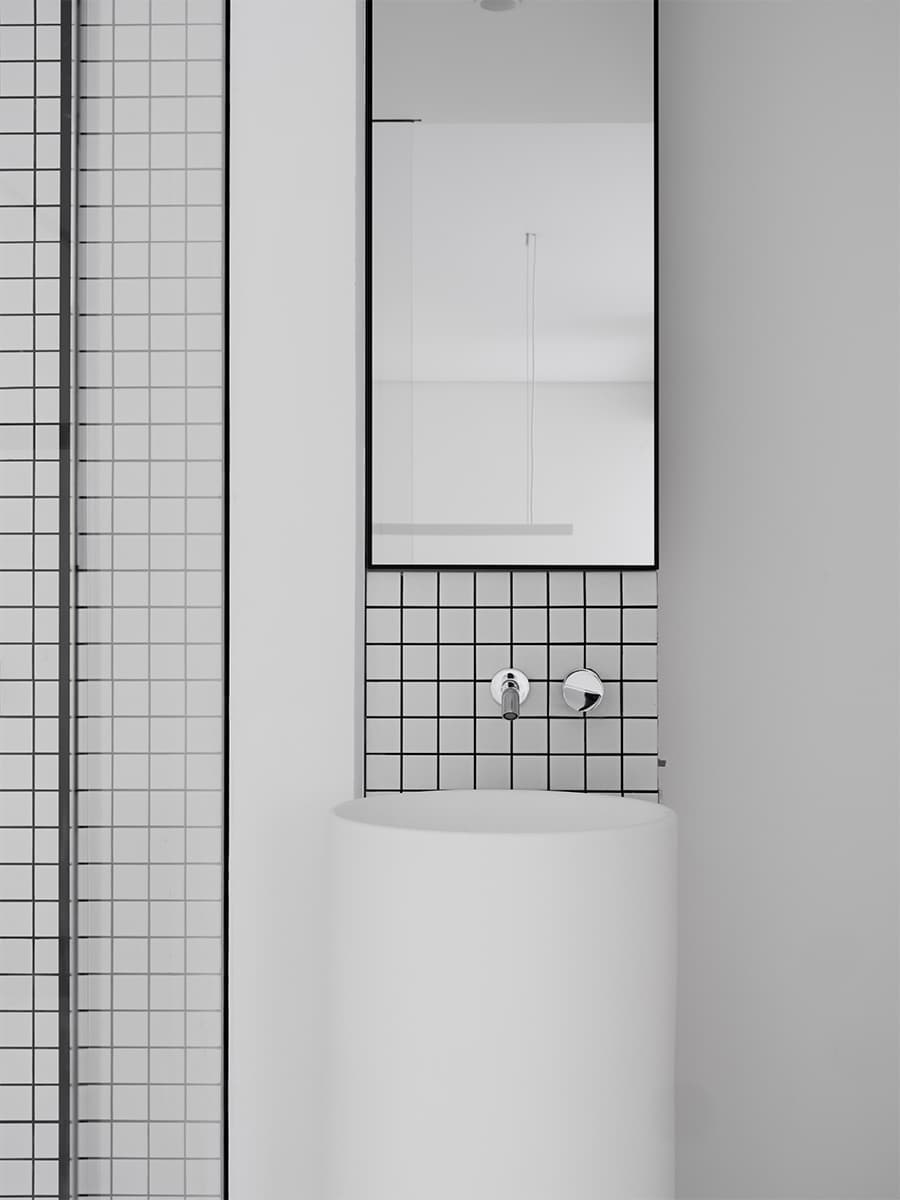 Черно-белая палитра и графичные детали в интерьере квартиры под сдачу – проект Алексея Аладашвили