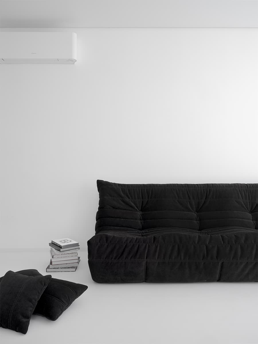 Черно-белая палитра и графичные детали в интерьере квартиры под сдачу – проект Алексея Аладашвили