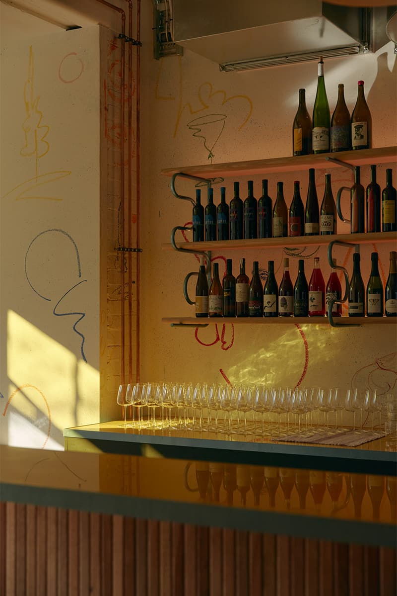 Эстетика ретро и детские рисунки в интерьере офиса радиостанции – проект Питера Фредерика Коула