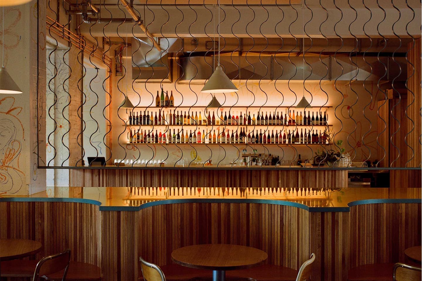 Эстетика ретро и детские рисунки в интерьере офиса радиостанции – проект Питера Фредерика Коула