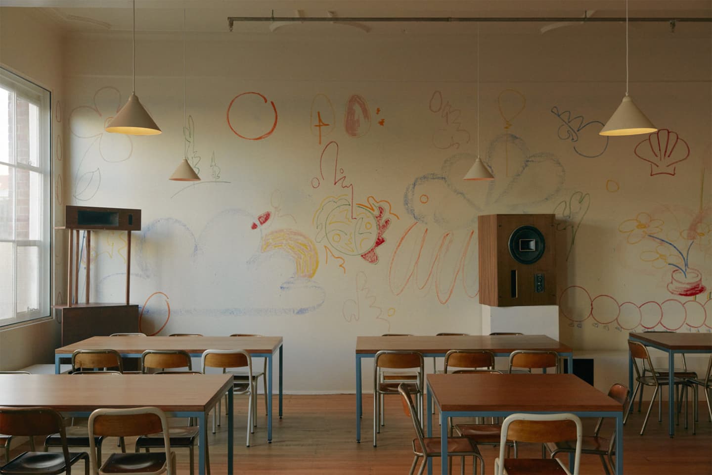 Эстетика ретро и детские рисунки в интерьере офиса радиостанции – проект Питера Фредерика Коула