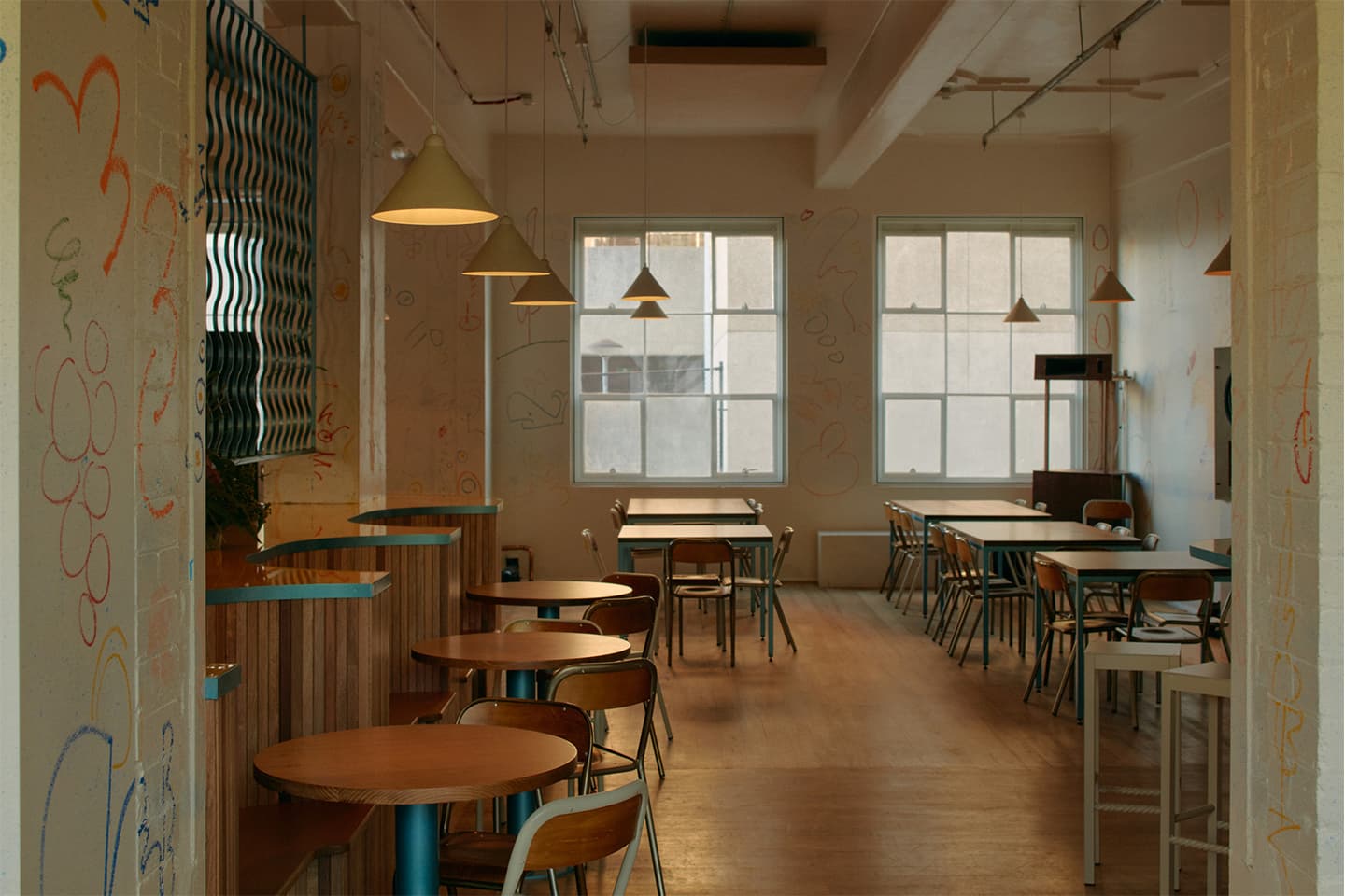 Эстетика ретро и детские рисунки в интерьере офиса радиостанции – проект Питера Фредерика Коула