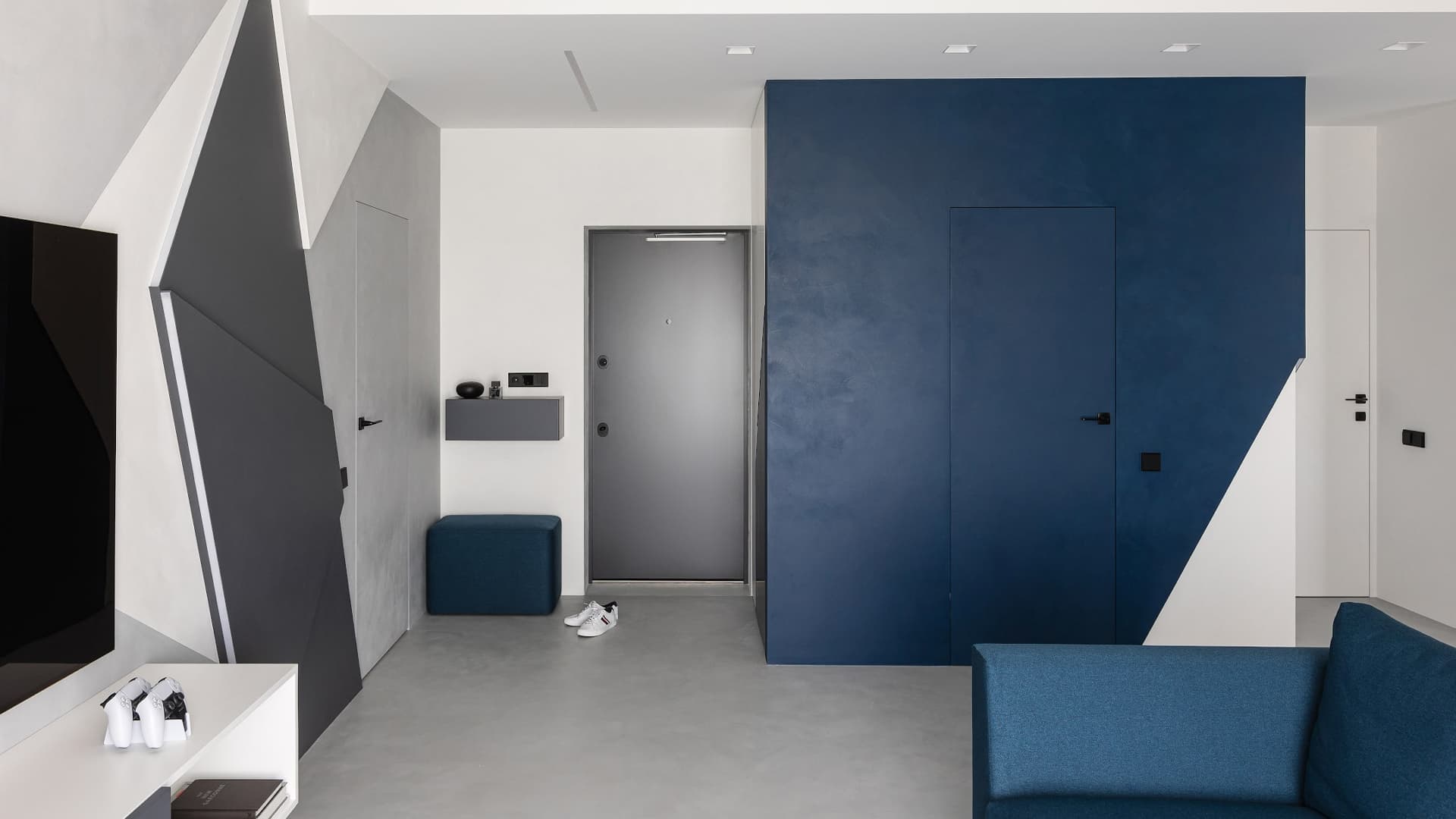 Глубокие серо-синие оттенки в интерьере квартиры для холостяка – проект студии IQHouse