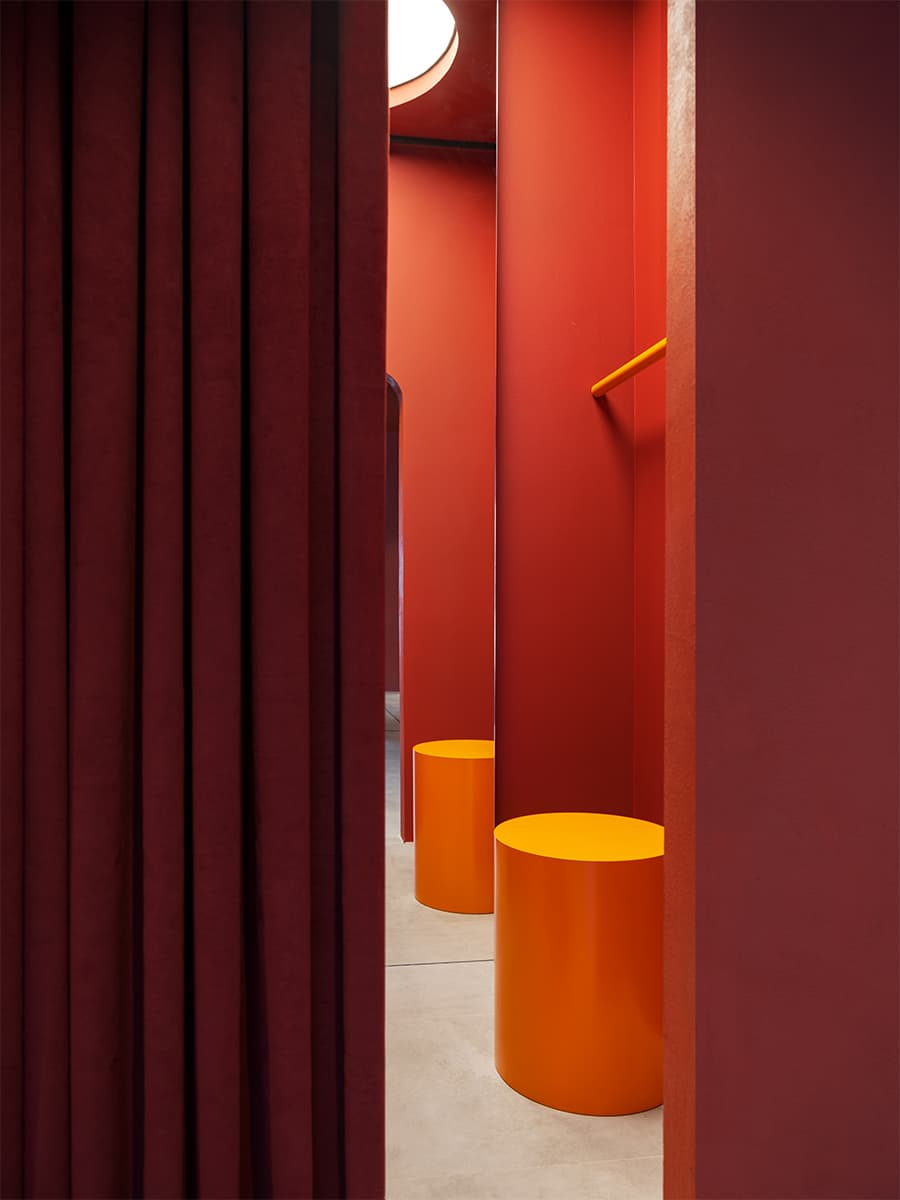 Будуар с эстетикой космического корабля: захватывающий интерьер магазина Sorelle – проект Александры Бурмистровой