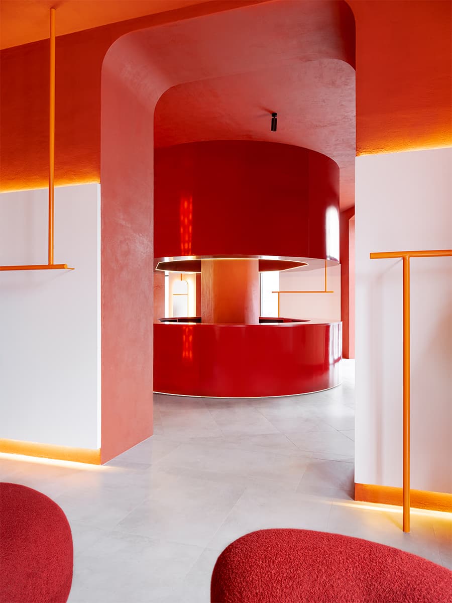 Будуар с эстетикой космического корабля: захватывающий интерьер магазина Sorelle – проект Александры Бурмистровой