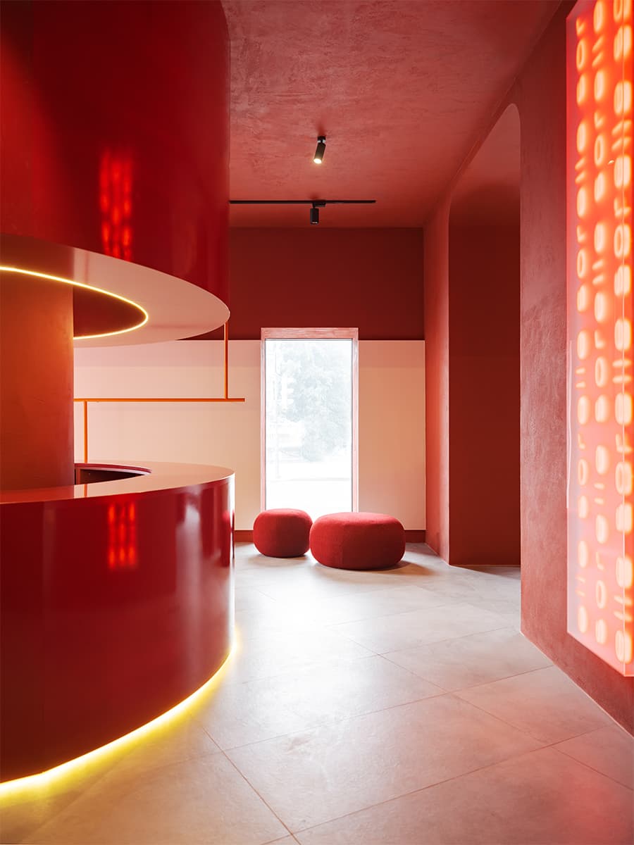 Будуар с эстетикой космического корабля: захватывающий интерьер магазина Sorelle – проект Александры Бурмистровой