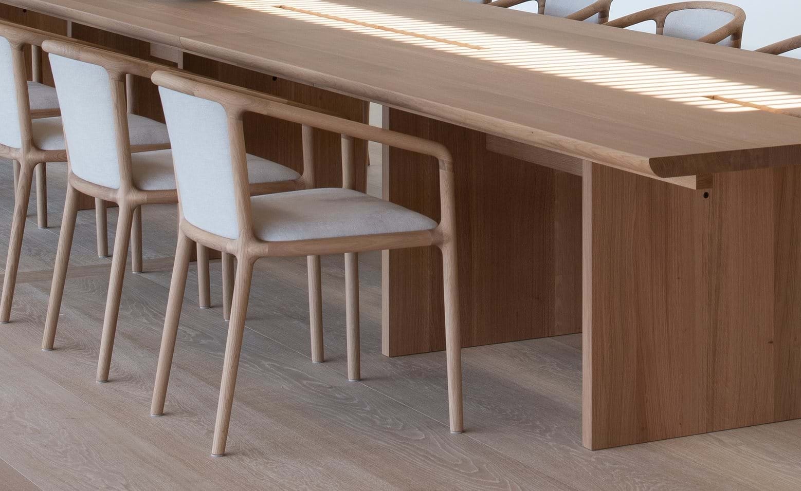 Японский бренд Karimoku и бюро Foster + Partners представили коллекцию мебели