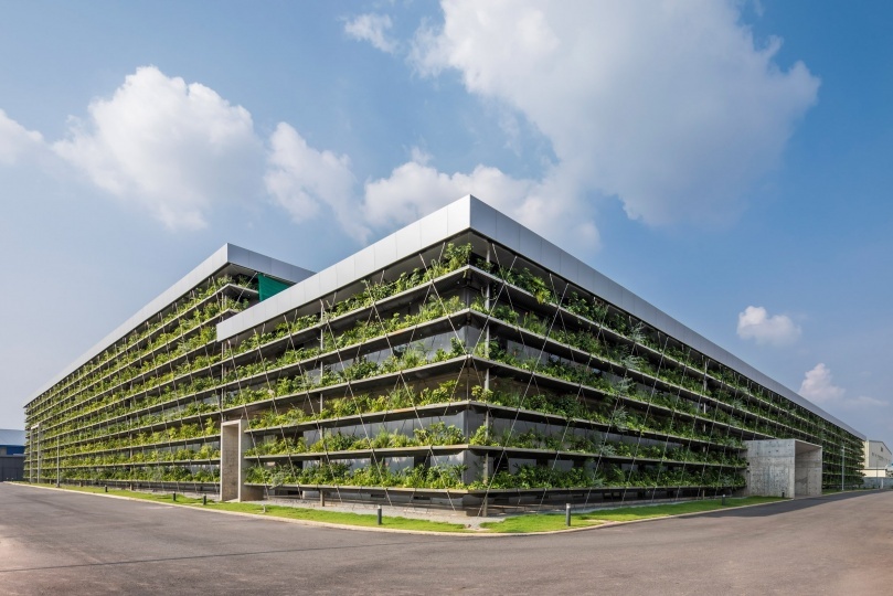 Во Вьетнаме построили фабрику с фасадами, покрытыми зеленью
