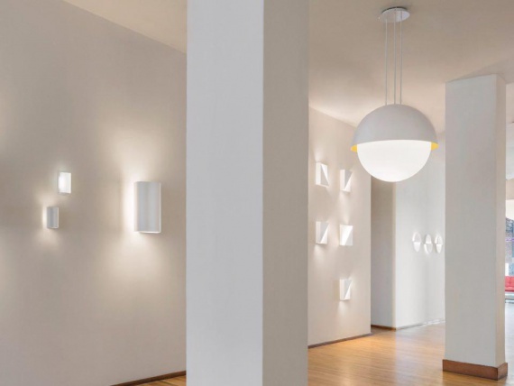 Архитектор Ричард Мейер выпустил коллекцию ламп, напоминающих его здания